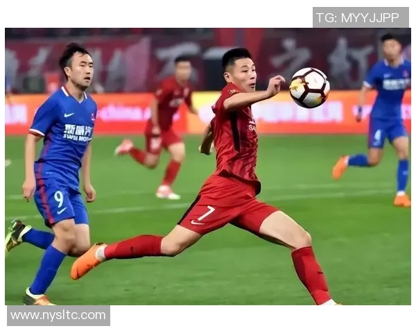 以足球场上护队友为核心的球星解析与精神传承