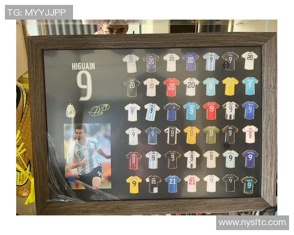 穿银色足球鞋的球星们展现炫酷风采与独特球场魅力