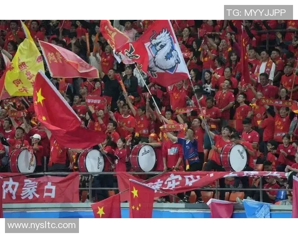 足球球星赛场激情瞬间意外捡球引发观众热烈欢呼